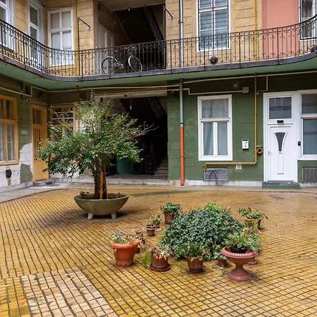 布达佩斯中心民宿 *